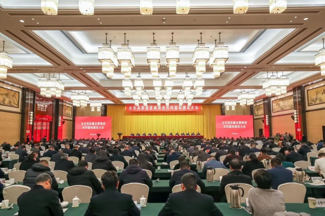 福蛇呈祥,載譽前行 雙鳥機械榮膺“富樂嵊州建設(shè)貢獻獎” — 工業(yè)企業(yè)30強、工業(yè)商貿(mào)類納稅20強兩項榮譽